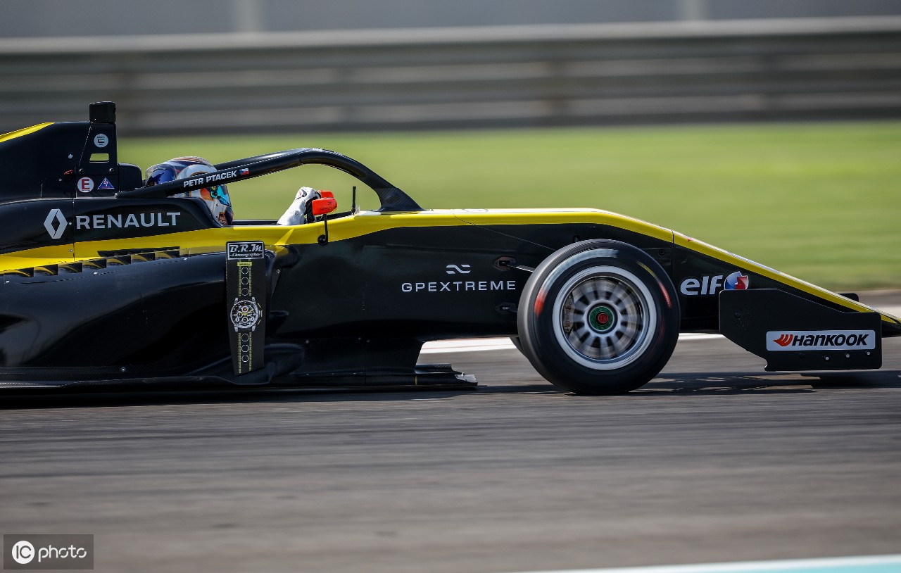 雷诺车队完胜威廉姆斯，佩雷兹关键制胜